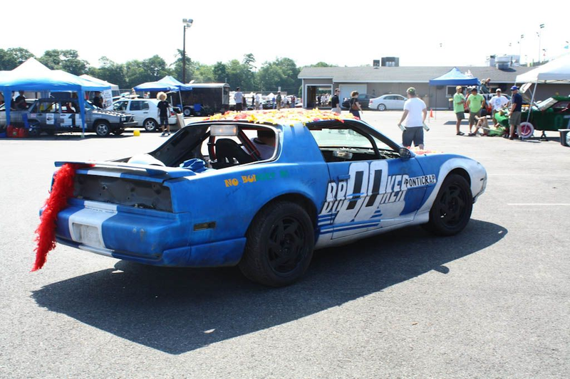 Illustration for article titled The 24 Hours Of LeMons New England 2009 Über Gallery, Part 4